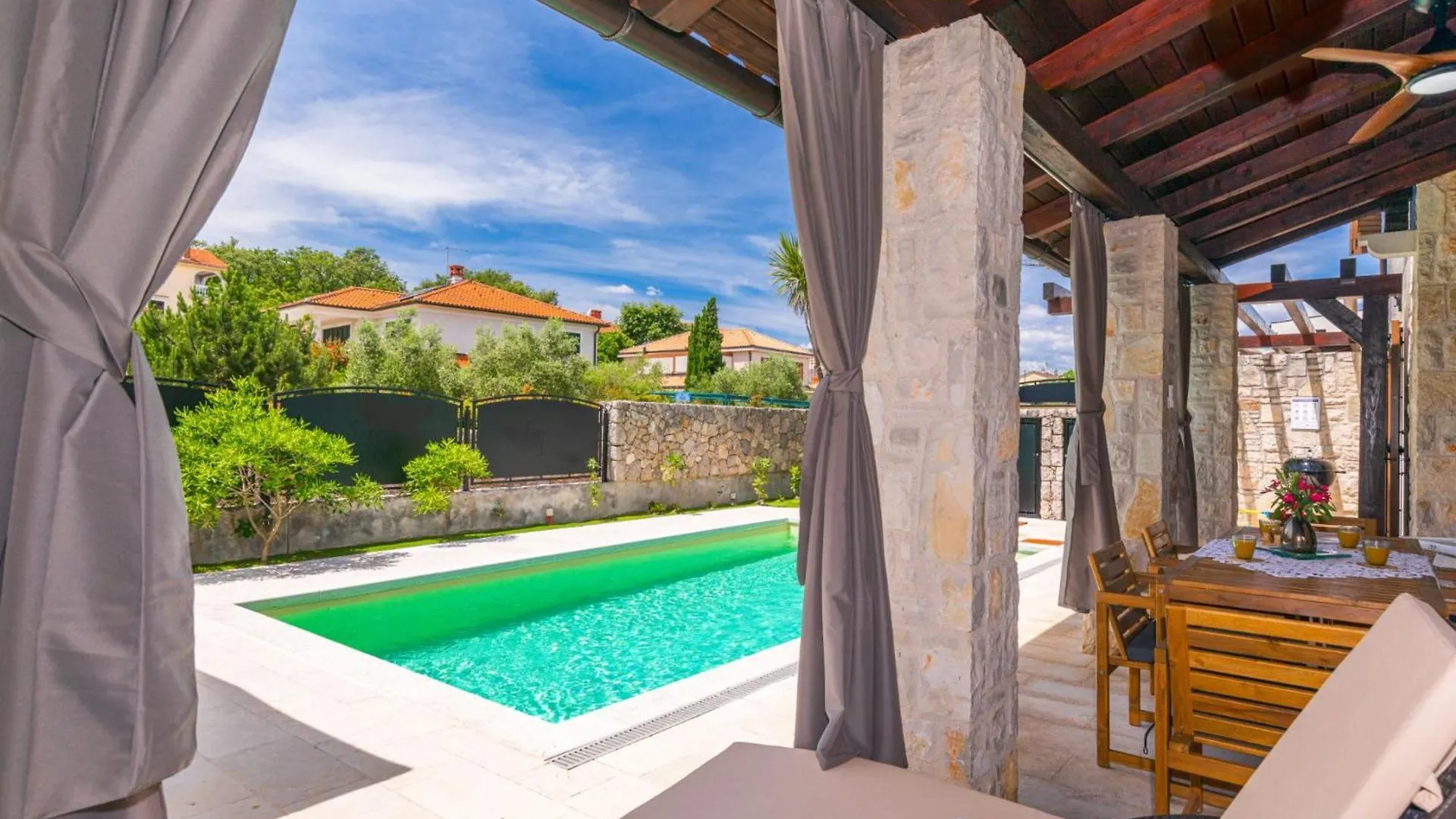 Holiday House Seascape II With Heated Pool Near The Sea Malinska