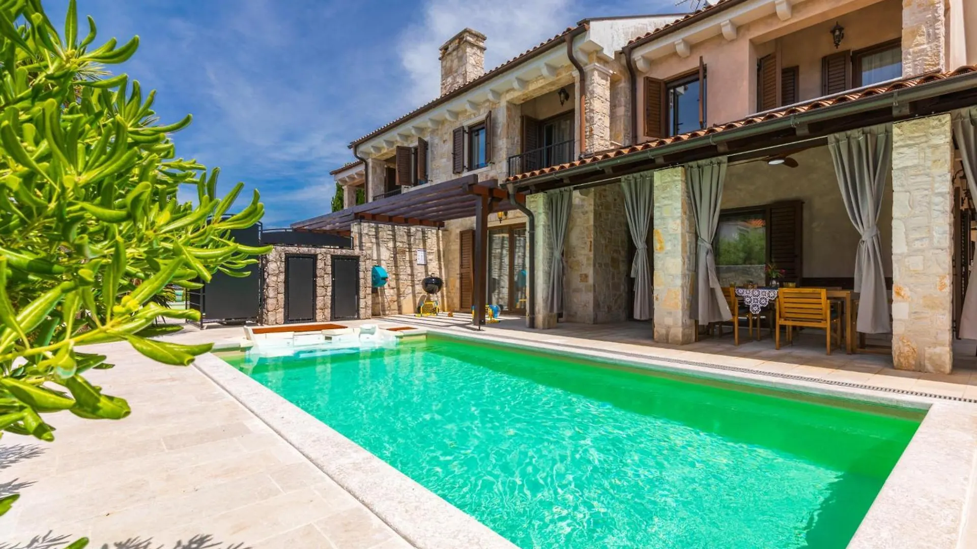 Holiday House Seascape II With Heated Pool Near The Sea location